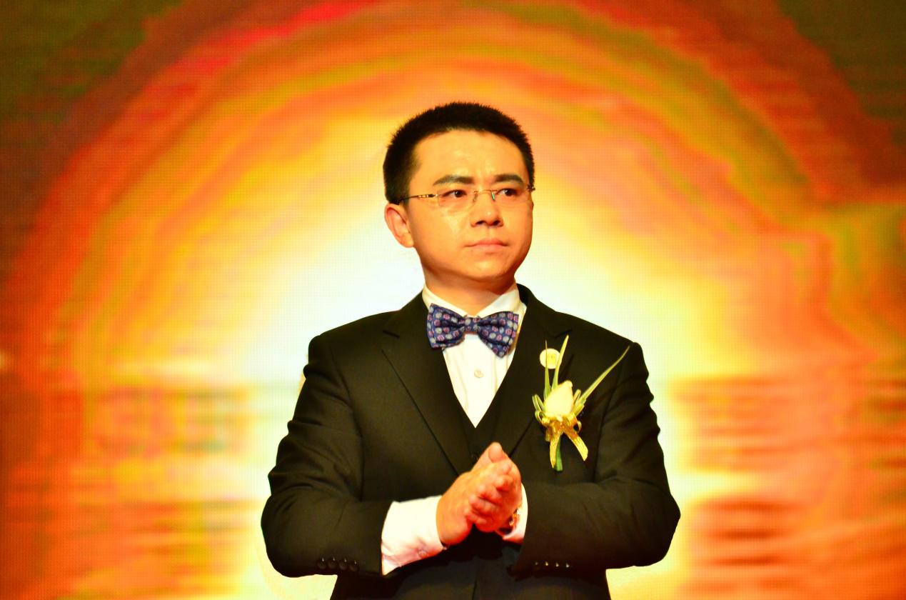  KAKUSAN(郭さん)の指導者郭暁林は「四川外出創業十大非公経済風雲児」に入選した